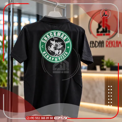 قميص بولو مزين بشعار