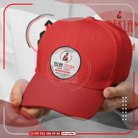 قبعة مزينة بشعار — EBDAA