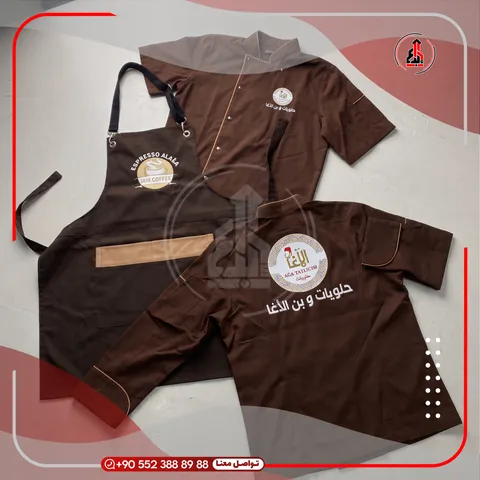 مجموعة ملابس وإكسسوارات مزينة بشعار