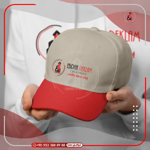 قبعة مزينة بشعار — EBDAA