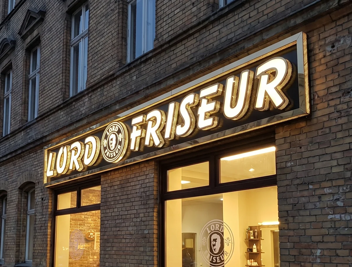 Werbeschild mit perforierten Chrom-Edelstahlbuchstaben — 4/5